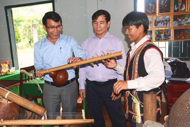 Lãnh đạo huyện Sơn Tây, tỉnh Quảng Ngãi xem nhạc cụ người Cadong