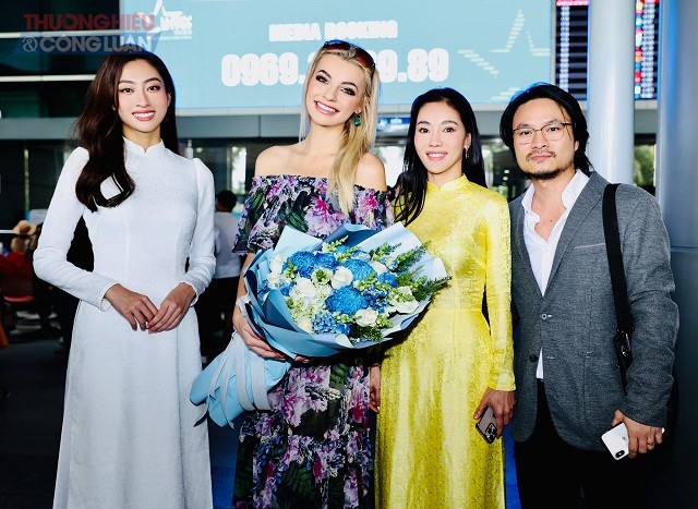Bà Phạm Kim Dung (thứ 2 từ phải sang), Đạo diễn Hoàng Nhật Nam, (bìa phải), đương kim Miss World Vietnam 2019 Lương Thuỳ Linh (bìa trái) đón đương kim Miss World 2021 Karolina Bielawski.