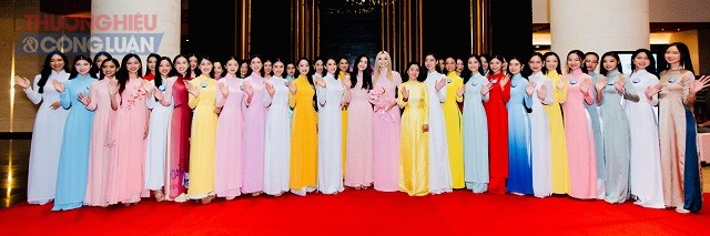 Đương kim Miss World 2021 Karolina Bielawski (áo dài màu hồng, ôm hoa đứng giữa) chụp ảnh lưu niệm cùng 37 thí sinh Miss World Vietnam – 2022.