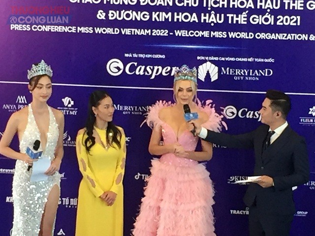 Đương kim Miss World 2021 Karolina Bielawski. (thứ 2 từ phải qua) giao lưu với người hâm mộ TP Quy Nhơn.