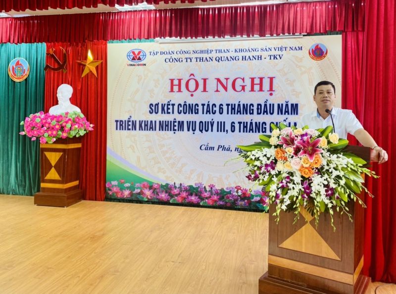 Ông Nguyễn Tất Dũng – Giám đốc Công ty Than Quang Hanh – TKV phát biểu tại hội nghị