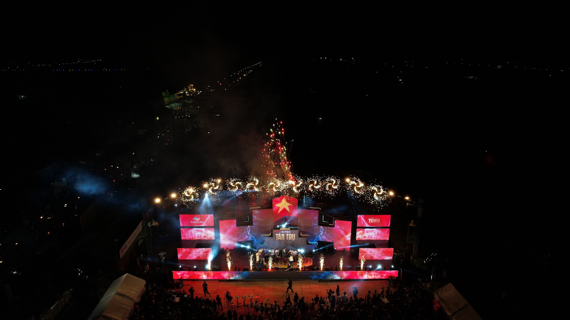 Màn bắn pháo hoa khiến người xem mãn nhãn và tạo không khí lễ hội cho sự kiện tại dự án Sài Gòn Town. Ảnh Thắng Lợi Land
