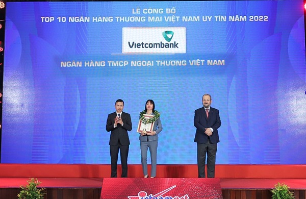 Bà Phan Thị Thanh Tâm, Phó trưởng VPĐD Vietcombank tại khu vực phía Nam, đại diện Vietcombank (đứng giữa ) nhận vinh danh Top 10 ngân hàng thương mại uy tín năm 2022 từ Ban tổ chức chương trình