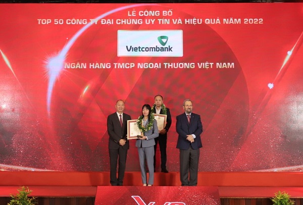 Bà Phan Thị Thanh Tâm, Phó trưởng VPĐD Vietcombank tại khu vực phía Nam, đại diện Vietcombank (đứng giữa hàng đầu) nhận vinh danh từ Ban tổ chức trong Lễ công bố Top 50 công ty đại chúng uy tín và hiệu quả năm 2022