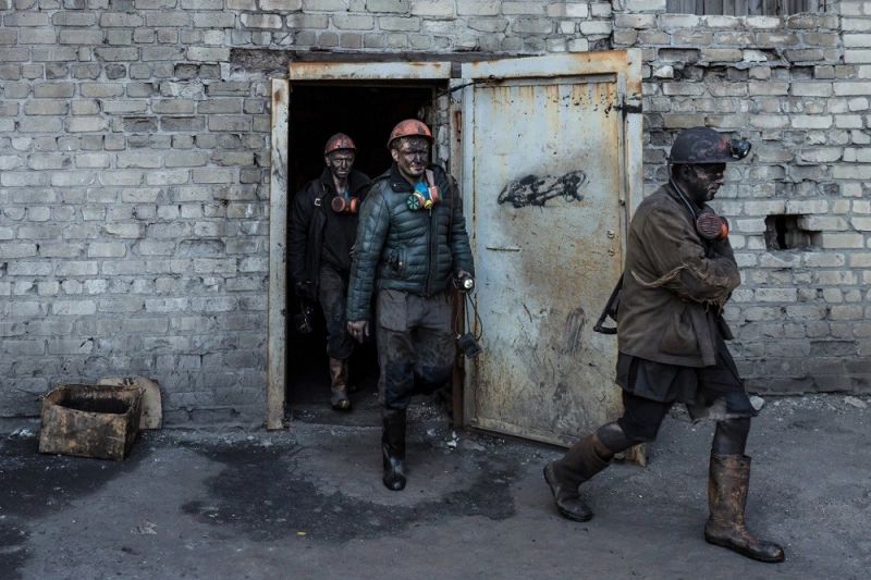 Nga đang nắm quyền kiểm soát nhiều mỏ khoáng sản có giá trị của Ukraine. Ảnh Công nhân Ukraine ra khỏi hầm mỏ Toretsk ở vùng Tseltrana. Nguồn NBC News