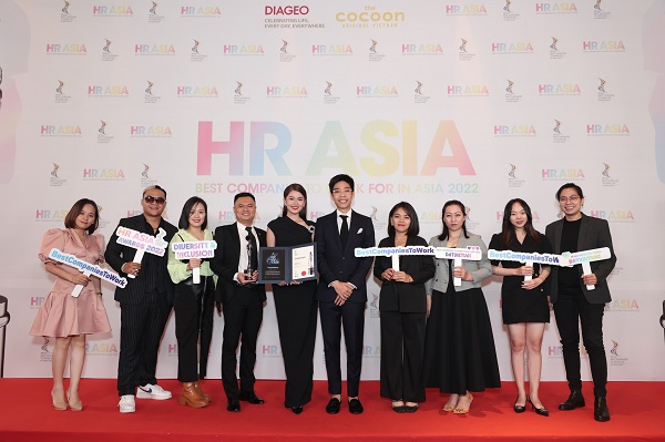 Các thành viên DatVietVAC Group Holdings tại lễ trao giải Best Companies To Work For In Asia 20222