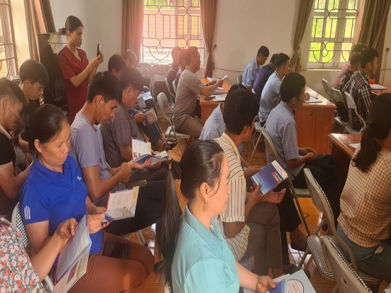 Người dân được phát cẩm nang an toàn điện trong buổi tuyên truyền sử dụng điện an toàn trong nhân dân tại huyện Lộc Bình
