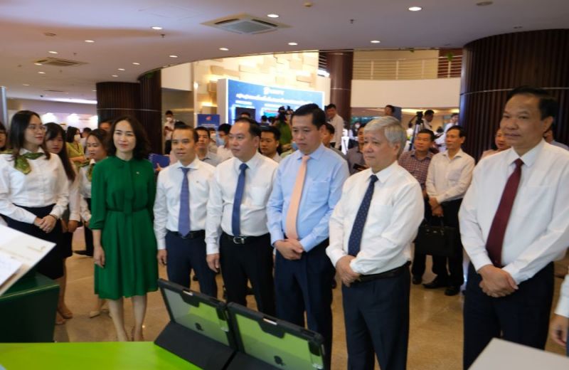 Lãnh đạo Trung ương MTTQ Việt Nam, Đảng ủy Khối DNTW đến thăm gian hàng trưng bày của Vietcombank