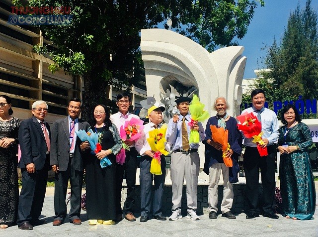 NĐK Phạm Văn Hạng (thứ 3 từ phải qua) chụp ảnh lưu niệm cùng lãnh đạo Trường Đại học Quy Nhơn, cựu giảng viên Trường SPQN và đại diện Ban tổ chức.