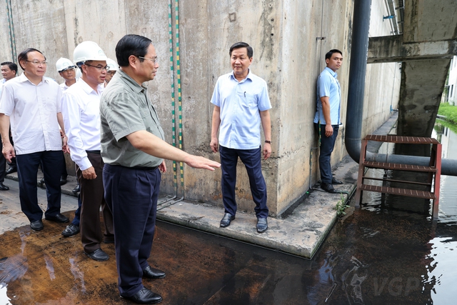 Thủ tướng trao đổi cùng Phó Thủ tướng Lê Minh Khái tại nhà máy Đạm Ninh Bình - Ảnh: VGP/Nhật Bắc