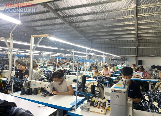Công nhân đang làm việc tại xưởng may của công ty Hoa Thắm
