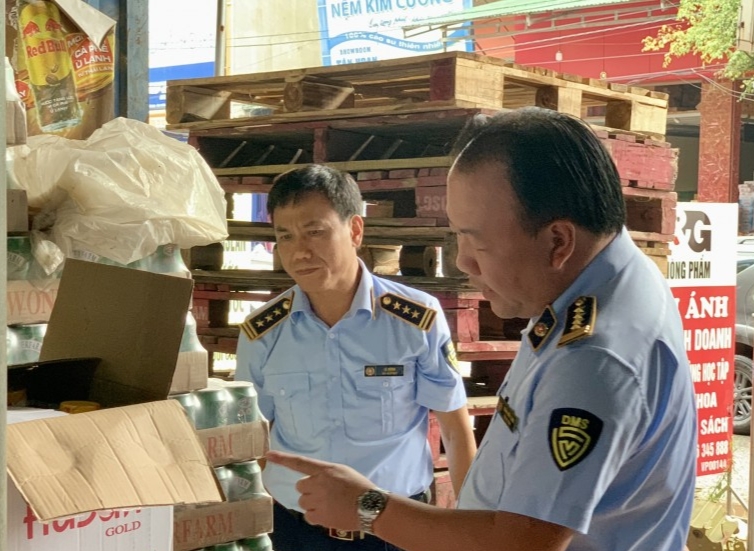 Lực lượng quản lý thị trường kiểm tra, giám sát tình hình cung ứng hàng hoá tại Thị trấn Thổ Tang- Vĩnh Tường- Vĩnh Phúc