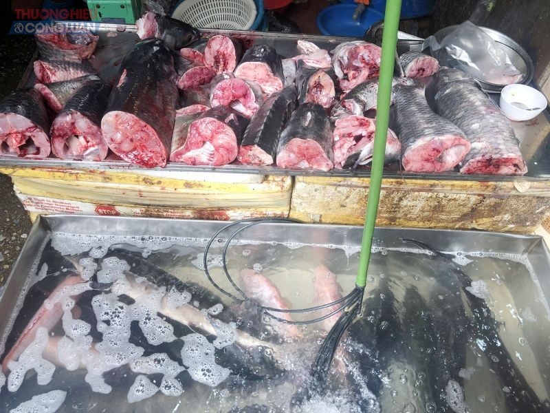 Các mặt hàng thủy hải sản như tôm giá từ 280.000-380.000 đồng/kg, cá trắm từ 80.000-120.000 đồng/kg, không thay đổi so với đầu tháng 7.