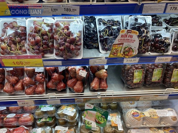 Biển quảng cáo dán cho các mặt hàng khác như gia vị cũng được gắn ngay trên thanh khu vực bán trái cây nhập khẩu