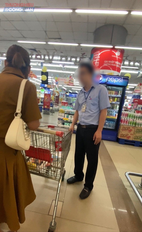 Nhân viên siêu thị Co.opmart Hải Phòng yêu cầu người tiêu udngf không sử dụng điện thoại để quay phim, chụp ảnh