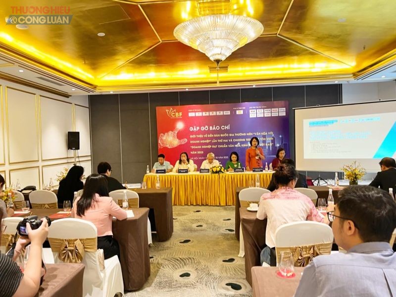 PGS. TS Nguyễn Thu Phương (đứng) giới thiệu về Diễn đàn quốc gia thường niên “Văn hóa với doanh nghiệp” lần thứ 2, năm 2022.