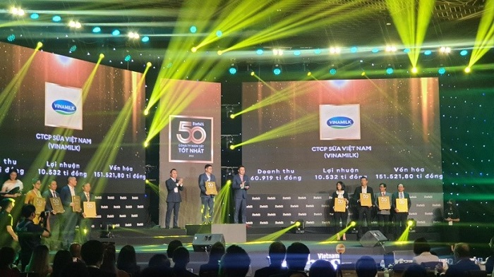Ông Nguyễn Quang Trí – Giám đốc Điều hành Marketing của Vinamilk đại diện nhận giải thưởng Top 50 công ty niêm yết tốt nhất Việt Nam 2021 từ Forbes Việt Nam