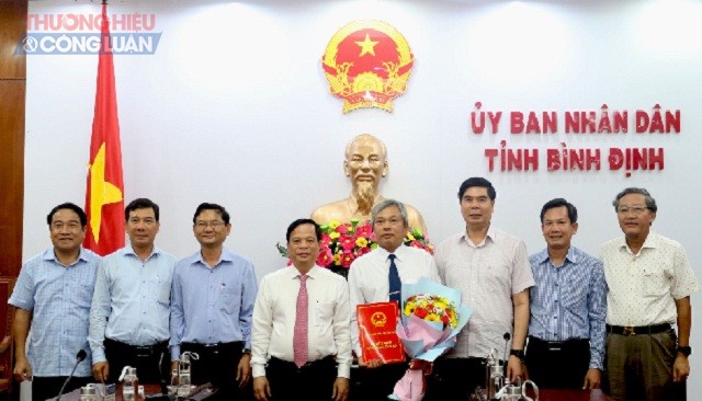 Ông Nguyễn Tuấn Thanh (thứ 5 từ phải qua) trao quyết định bổ nhiệm cán bộ.