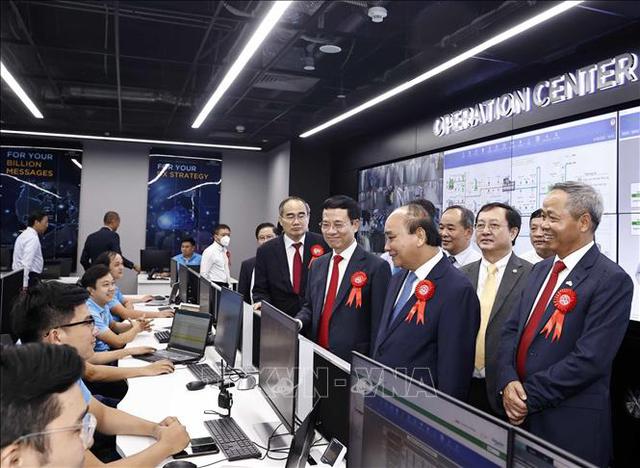 Chủ tịch nước Nguyễn Xuân Phúc cùng các đại biểu thăm quan Trung tâm dữ liệu CMC Data Center Tân Thuận. Ảnh TTXVNT
