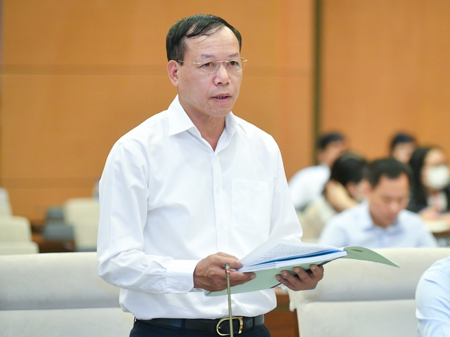Phó Chánh án Thường trực TAND Tối cao Nguyễn Trí Tuệ trình bày Tờ trình Dự án Pháp lệnh Xử phạt vi phạm hành chính đối với hành vi cản trở hoạt động tố tụng tại phiên họp