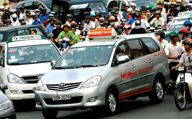 Nhiều doanh nghiệp vận tải taxi đã chỉnh lại giá cước xuống khoảng 6 - 12% sau khi giá xăng dầu giảm.