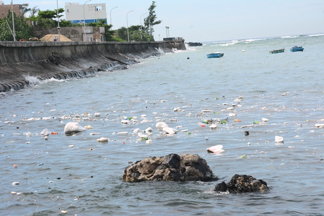 Ô nhiễm môi trường dọc tuyến kè biển, cạnh bến cảng cũ