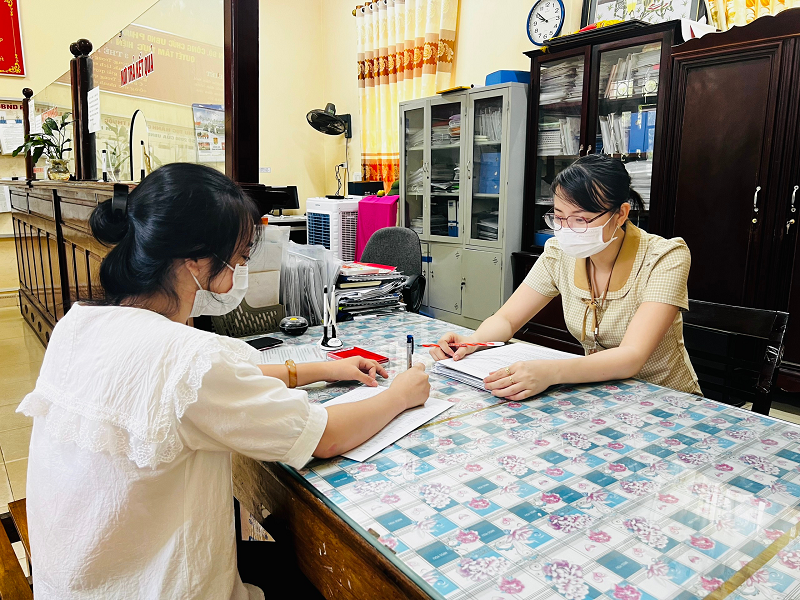 Công chức bộ phận “Một cửa” phường Bạch Thượng hướng dẫn công dân làm thủ tục hành chính