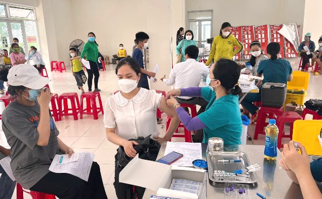 100% cán bộ, giáo viên có đủ điều kiện được tiêm các mũi vaccine cơ bản và tối thiểu 80% cán bộ giáo viên có đủ điều kiện được tiêm các mũi nhắc lại vaccine phòng Covid-19 trước khi bước vào năm học mới.