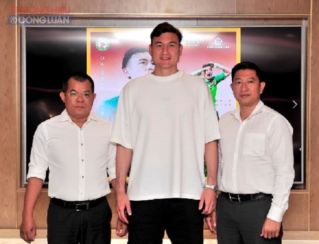 Thủ môn Đặng Văn Lâm (giữa) cùng lãnh đạo CLB Topenland Bình Định Thủ môn Đặng Văn Lâm (giữa) cùng lãnh đạo CLB Topenland Bình Định