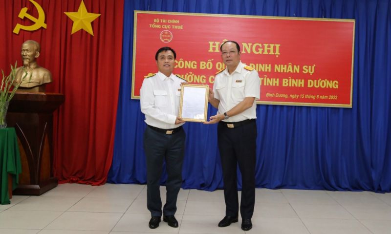 Ông Vũ Xuân Bách (bìa phải) trao quyết định điều động, bổ nhiệm ông Nguyễn Văn Công làm Cục trưởng Cục Thuế tỉnh Bình Dương