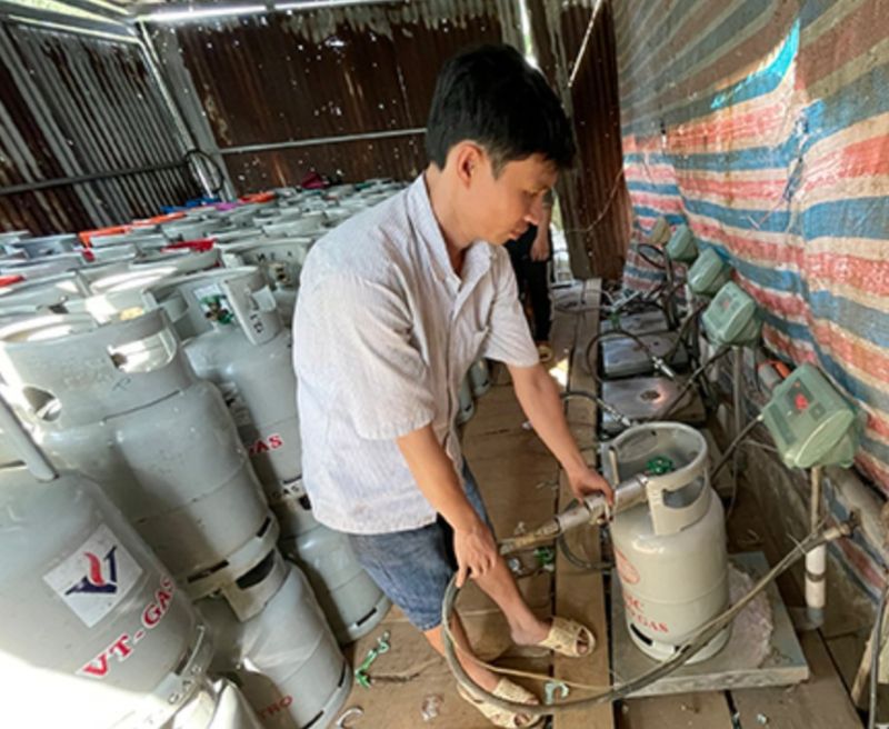 Đối tượng Nguyễn Hữu Nhì thực hiện việc san chiết gas tại cơ sở do Nguyễn Quang Cường làm chủ