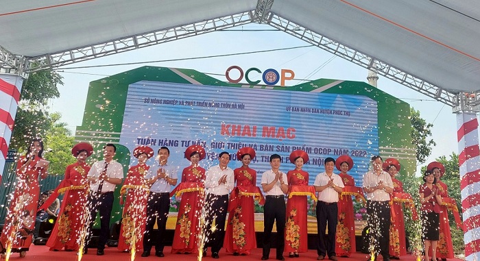 Các đại biểu cắt băng tại lễ Khai mạc Tuần hàng OCOP TP Hà Nội năm 2022