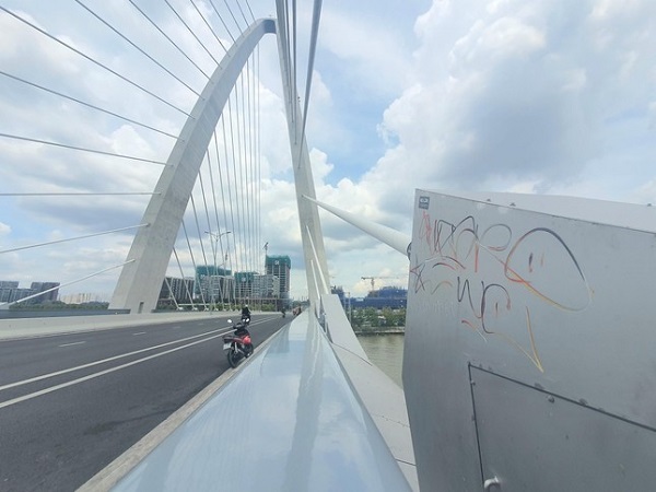 Hình ảnh vẽ bậy trên cầu Thủ Thiêm 2