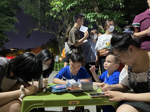 Các em nhỏ miền xuôi chăm chút viết thiệp gửi thông điệp tới các bạn nhỏ vùng cao