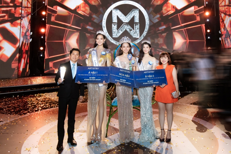 Đại diện Thương hiệu Artistry - Đơn vị chăm sóc sắc đẹp chính thức Miss World Việt Nam 2022 trao phần tài trợ cho Top 3 đương kim Hoa Hậu và Á hậu