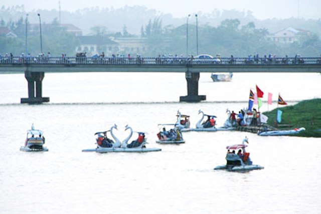 Hoạt động vui chơi dưới nước trên sông Hương đang kêu gọi đầu tư