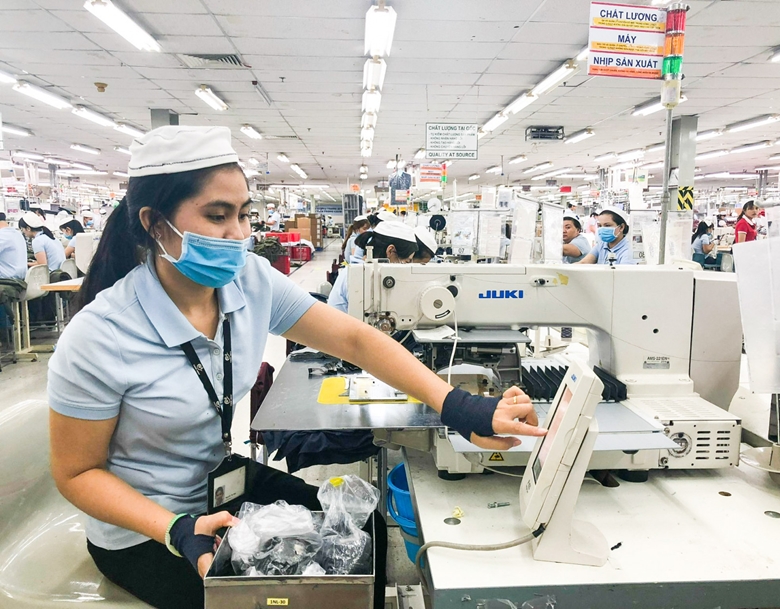 Người lao động đang làm việc tại Công ty TNHH Esquel Garment Manufacturing, KCN VSIP 1, TP.Thuận An. (Ảnh: Hoàng Linh/ Báo Bình Dương)