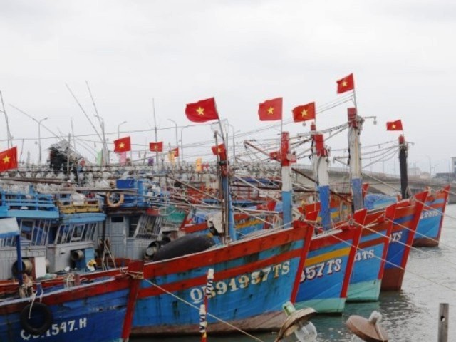 Quảng Bình, tỉnh này vừa có quyết định Quyết định số 2219/QĐ-UBND về việc sẽ trích từ nguồn Trung ương bổ sung có mục tiêu thực hiện Quyết định 48/2010/QĐ-TTg với số tiền hơn 20 tỷ đồng để hỗ trợ cho các chủ tàu cá tham gia khai thác vùng biển xa.