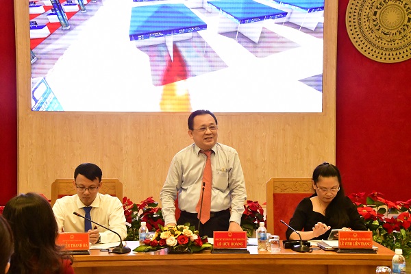 Ông Lê Hữu Hoàng- Phó chủ tịch thường trực UBND tỉnh Khánh Hòa chủ trì họp báo và trả lời các câu hỏi của báo chí
