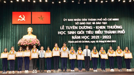 Phó Chủ tịch UBND TPHCM Dương Anh Đức và Giám đốc Sở GD ĐT TPHCM Nguyễn Văn Hiếu chúc mừng các học sinh tại lễ tuyên dương khen thưởng