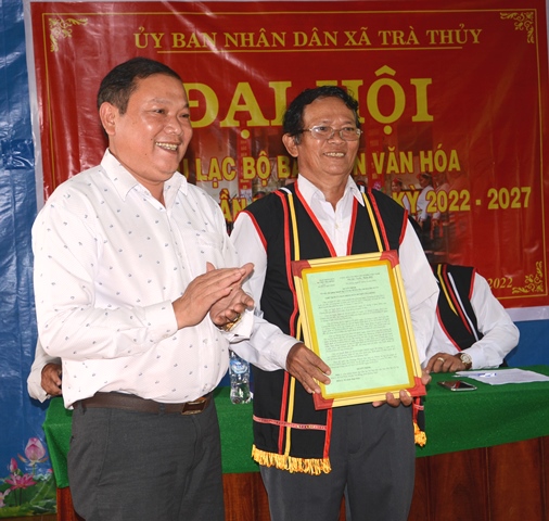 Phó chủ tịch UBND huyện Trà Bồng Hồ Văn Thịnh trao quyết định thành lập