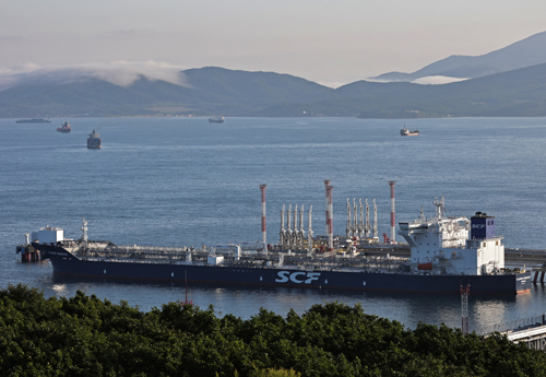 Tàu chở dầu neo tại bến dầu thô Kozmino gần thành phố cảng Nakhodka - Nga hôm 12/08. Ảnh REUTERS
