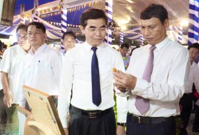 Phó Chủ tịch Thường trực UBND thành phố Hồ Kỳ Minh (bìa phải) tham quan các gian hàng.