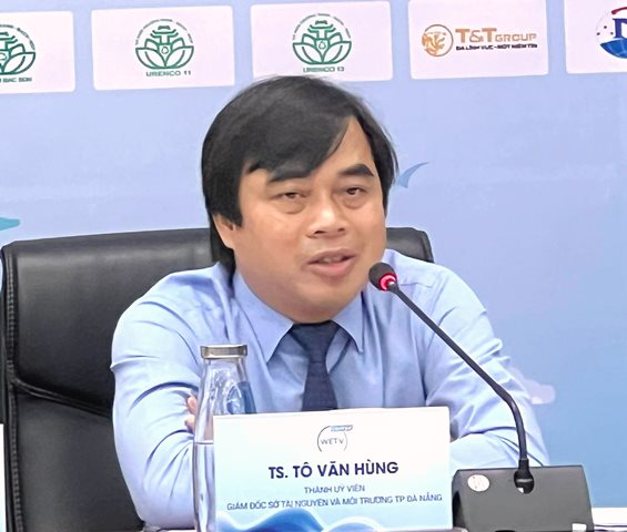 Ông Tô Văn Hùng, Giám đốc Sở Tài nguyên Môi trường TP. Đà Nẵng, trả lời những câu hỏi của báo giới.