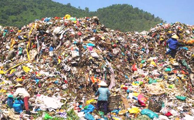 Bãi rác Khánh Sơn vẫn đang là điểm nóng về môi trường của thành phố.