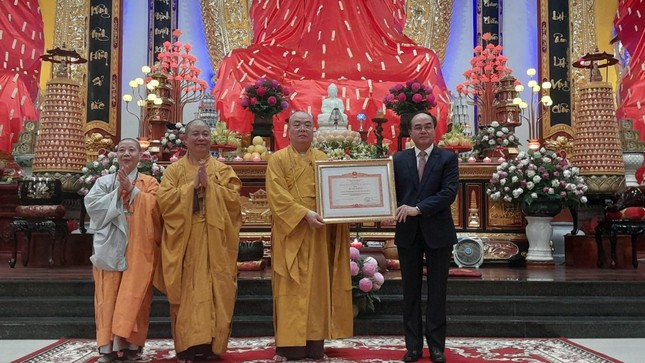 Ông Vũ Chiến Thắng trao Bằng khen của Thủ tướng Chính Phủ đến tập thể Ban Trị sự GHPGVN tỉnh Nghệ An