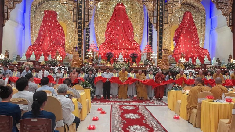Lễ cắt băng khánh thành chánh điện chùa Diệc (phường Quang Trung, TP. Vinh) diễn ra vào chiều 14/8. Ảnh: KT