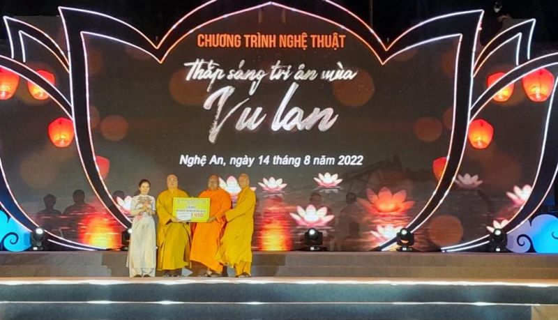 Chương trình nghệ thuật với chủ đề “Thắp sáng tri ân mùa Vu Lan” được tổ chức tại thành phố Vinh, tỉnh Nghệ An. Ảnh: KT