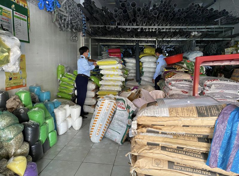 Xử phạt 01 cơ sở kinh doanh buôn bán phân bón giả