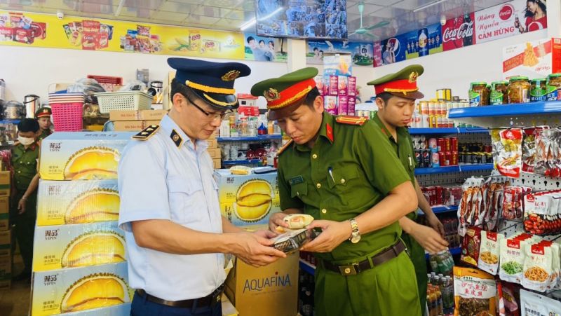 Lực lượng chức năng kiểm tra hàng hóa tại cửa hàng của ông Giáp Văn Vũ.